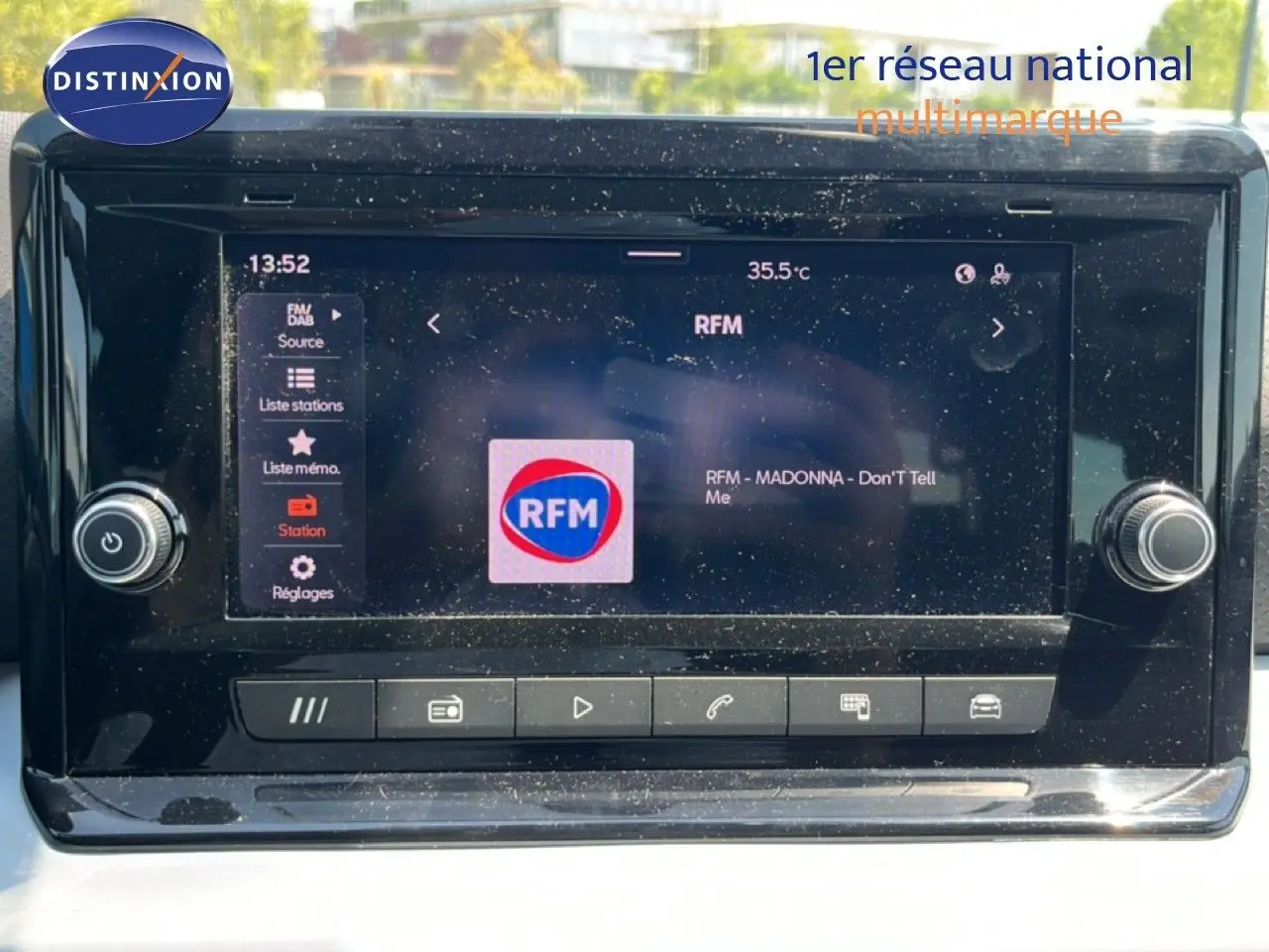 Vue rapprochée de l’écran tactile central du SEAT Arona 2026 affichant la radio RFM, entouré de commandes noires.