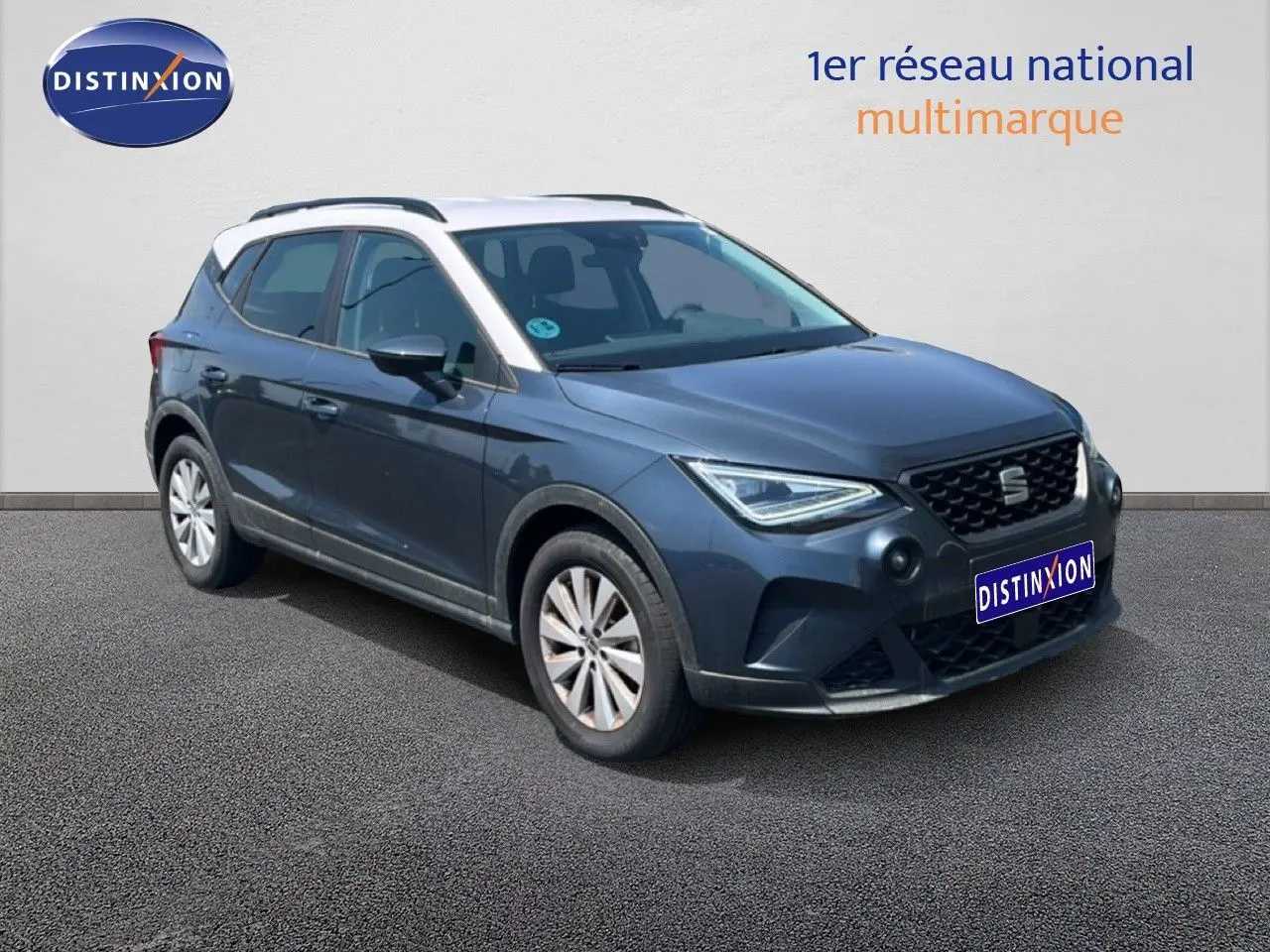 Vue 3/4 avant gauche d'une SEAT Arona gris magnetic avec toit blanc et jantes alliage 16 pouces.