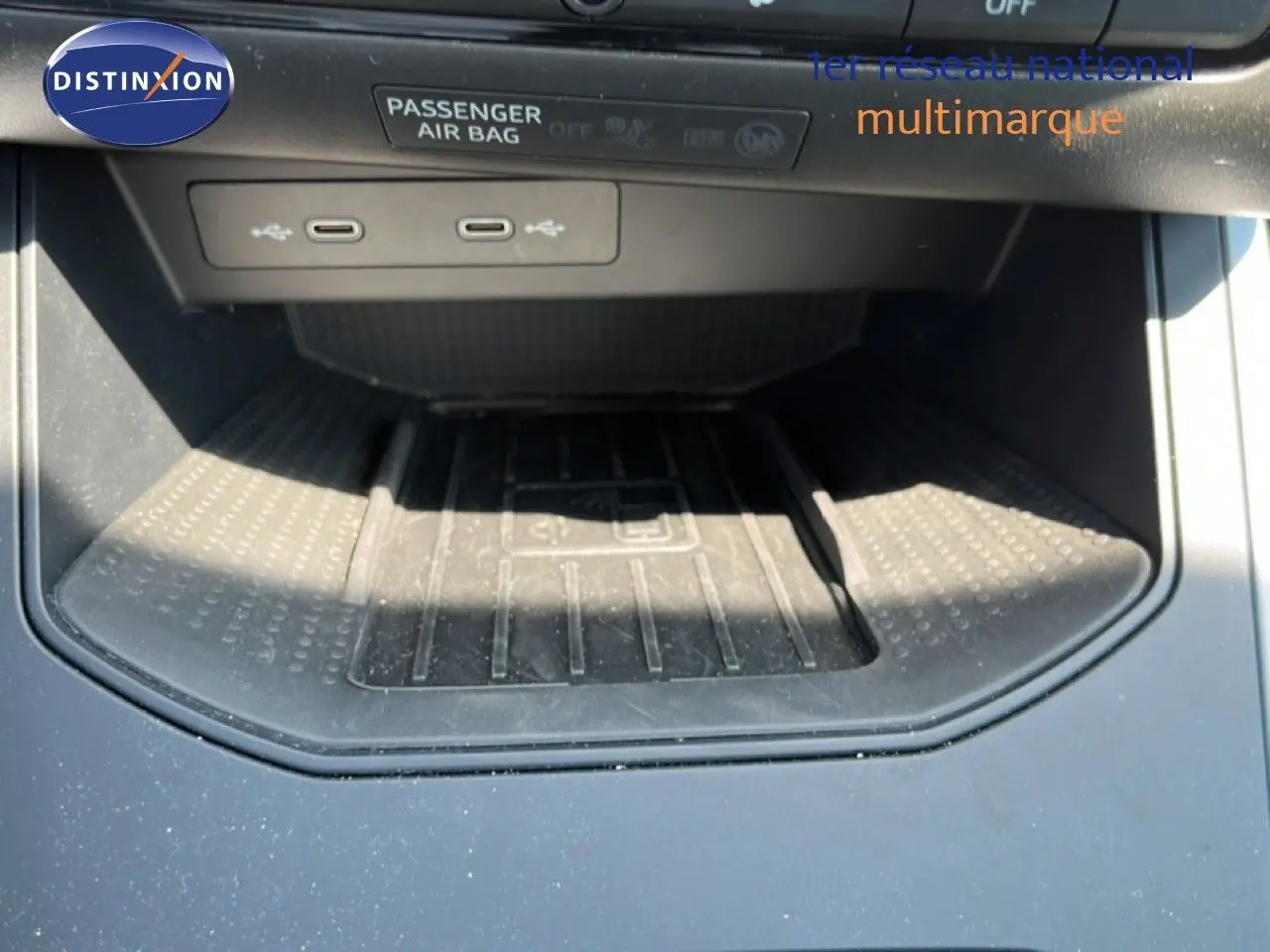 Gros plan sur la console centrale du SEAT Arona 2026, montrant le chargeur sans fil et deux ports USB-C.