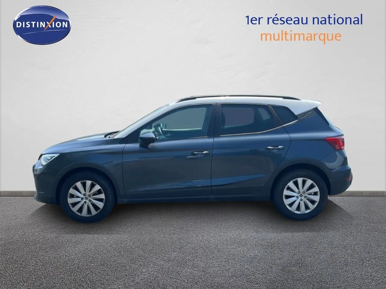 Vue de profil côté gauche d'un SEAT Arona gris magnetic metal avec toit blanc, roues alliage 16 pouces.