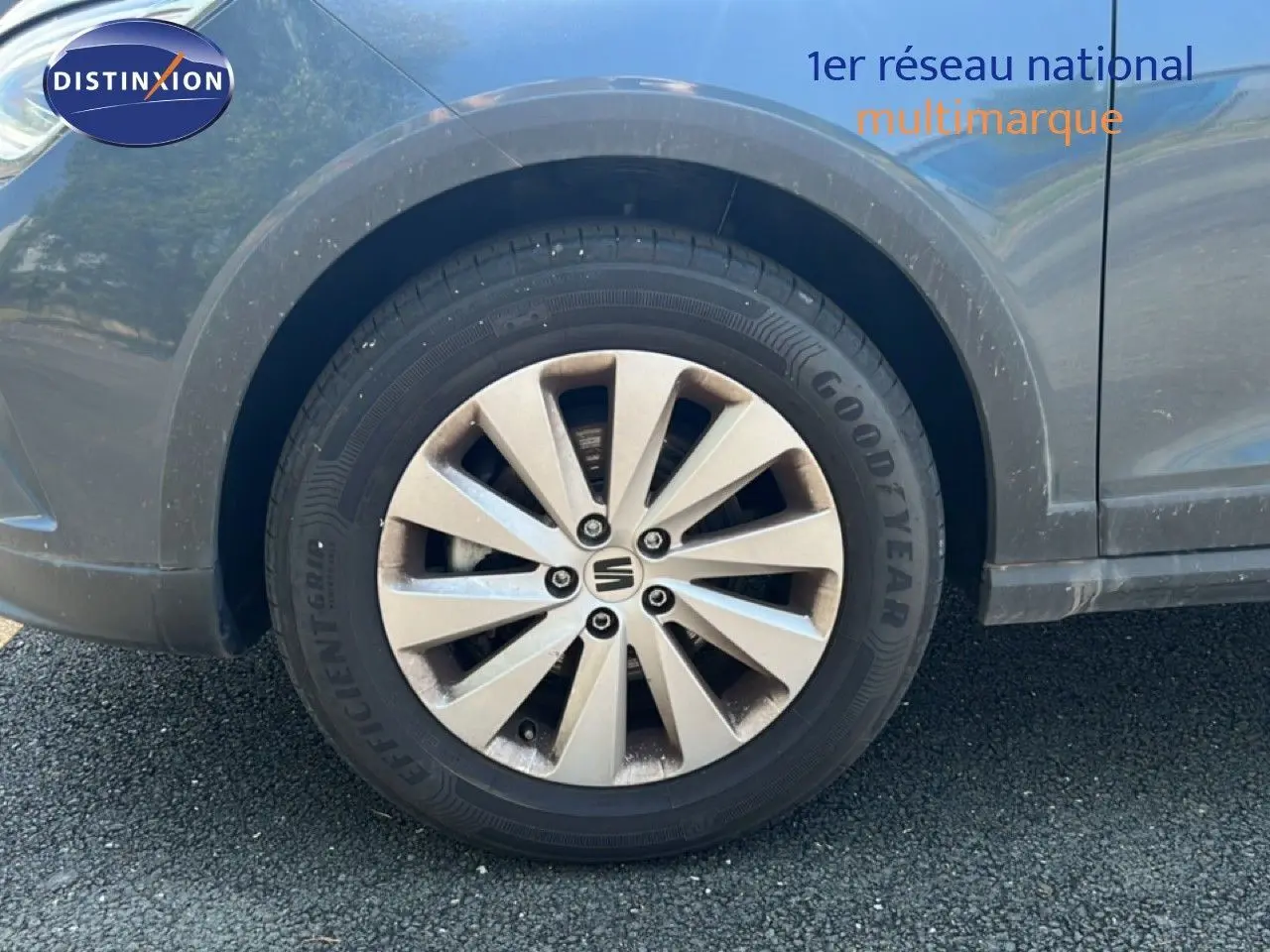 Gros plan sur la roue avant gauche gris magnetic metal du SEAT Arona 2026 avec jante alliage et pneu Goodyear.