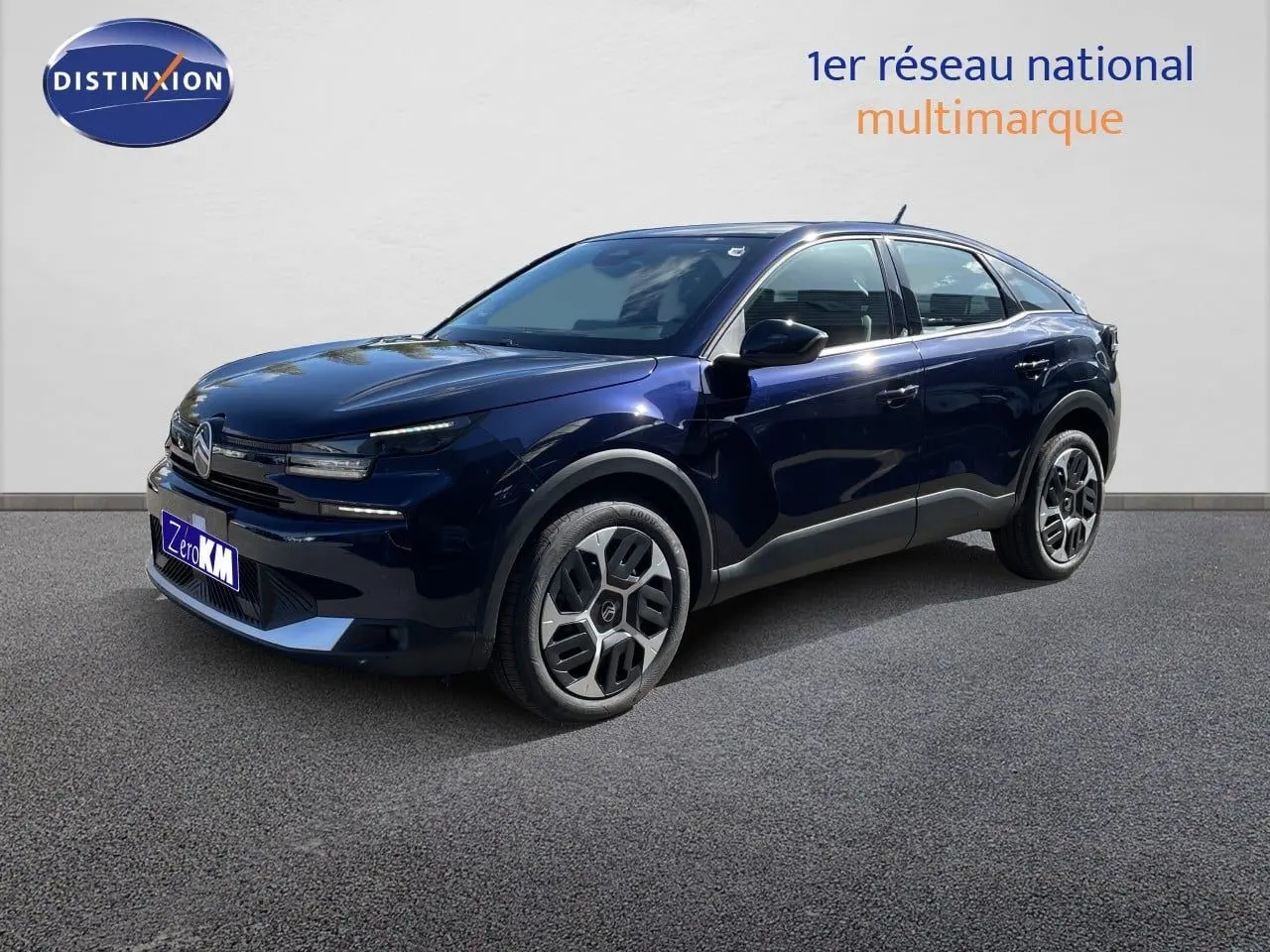 Citroën C4 Hybrid 145ch bleu éclipse métal vue 3/4 avant droit avec jantes spécifiques et calandre moderne.