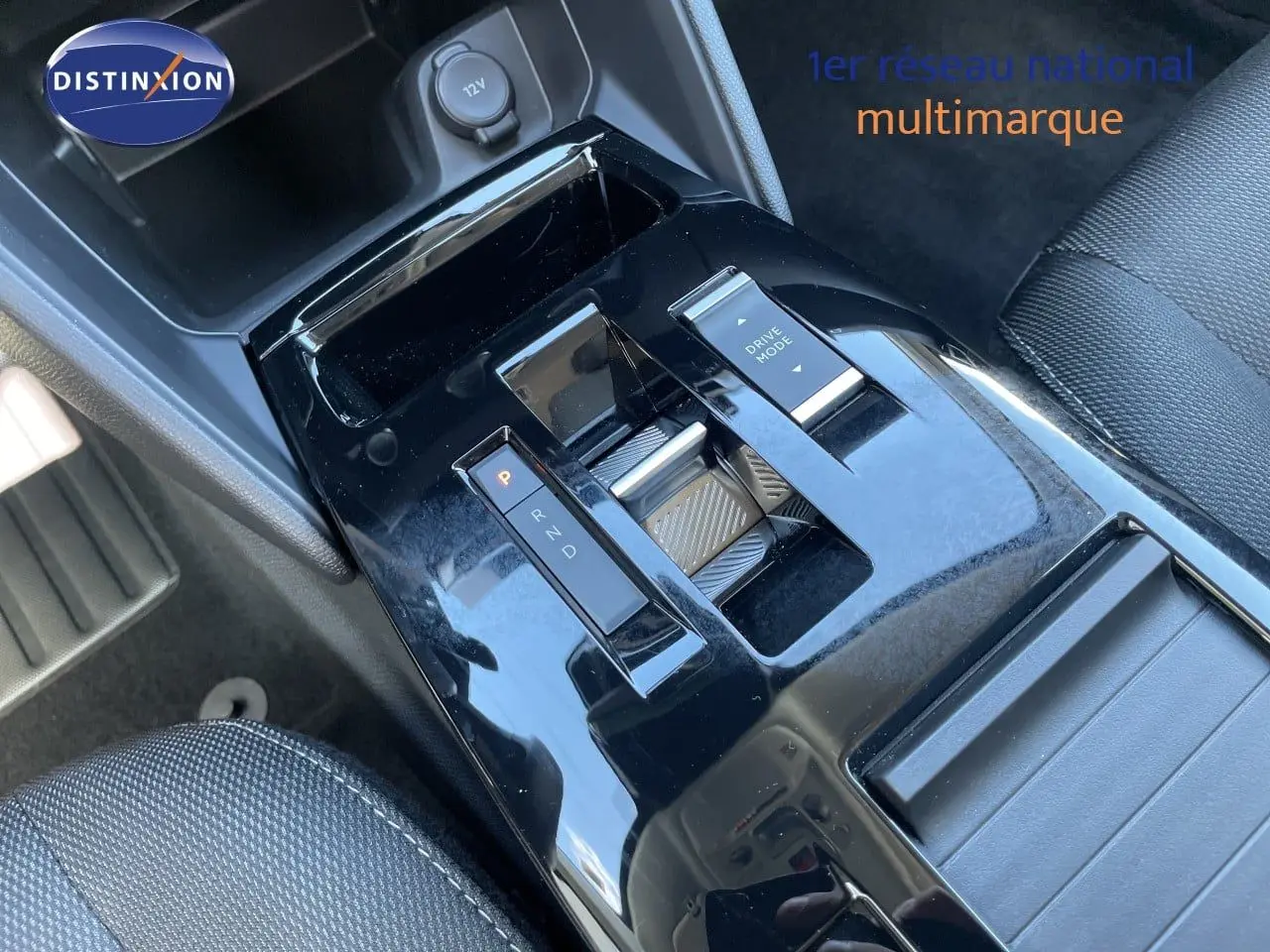 Vue rapprochée de la console centrale noire brillante avec sélecteur de boîte auto et commande Drive Mode sur Citroën C4 Hybrid.