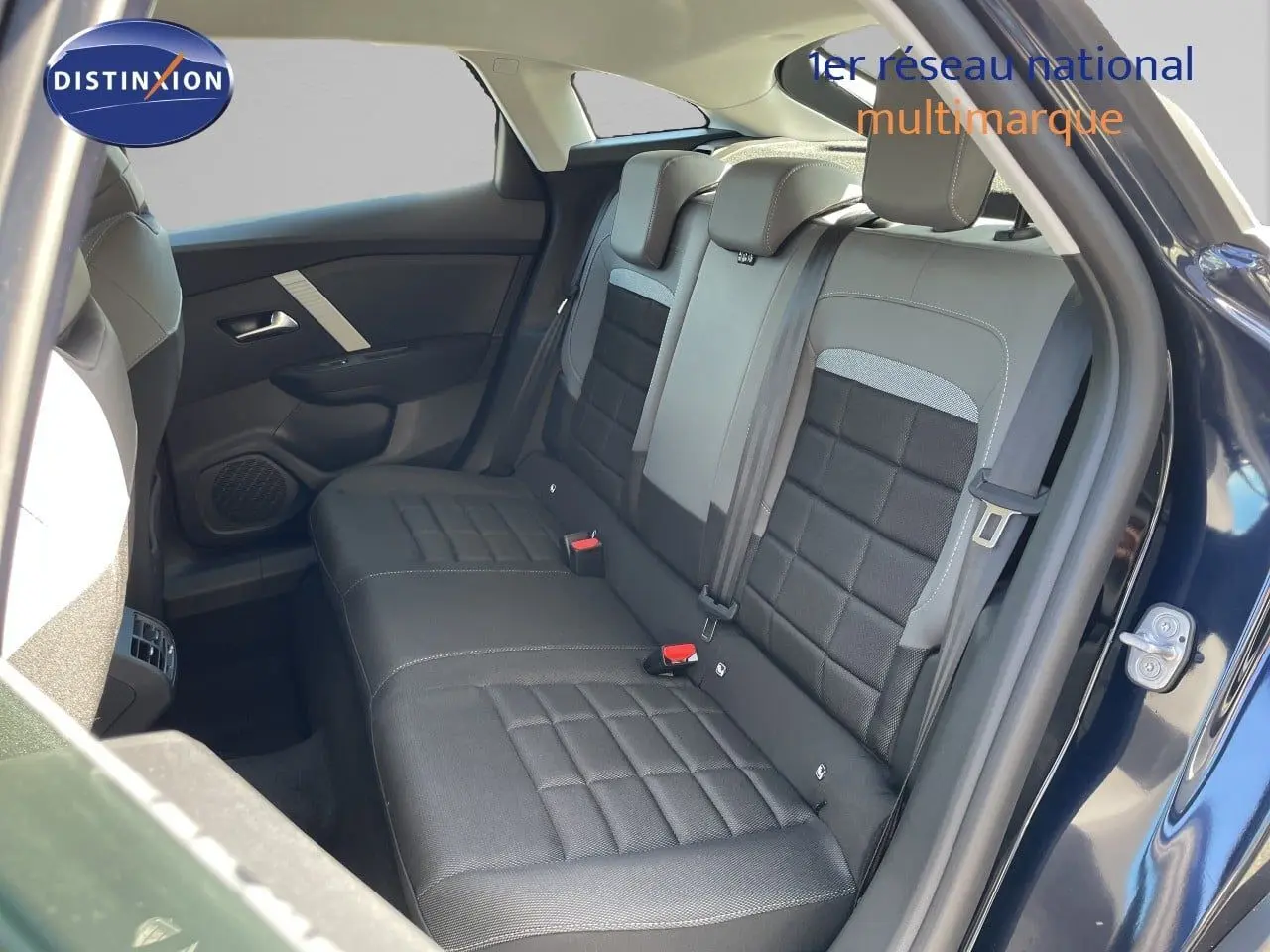 Vue intérieure arrière côté droit de la Citroën C4 bleu eclipse métal, montrant les sièges arrière en tissu noir avec surpiqûres.