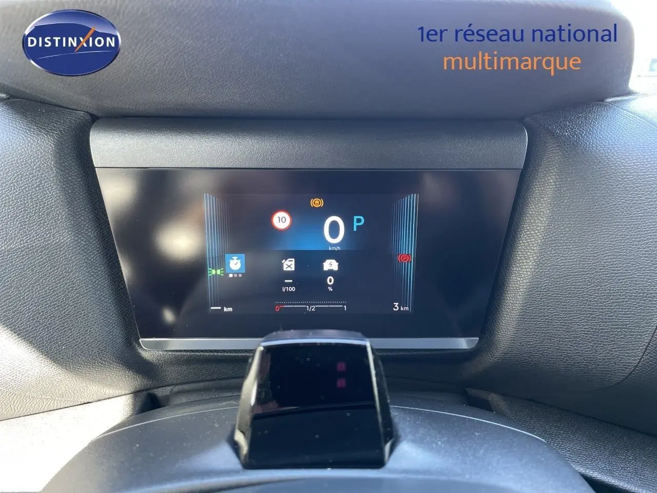 Tableau de bord numérique de Citroën C4 Hybrid 145ch bleu Eclipse, affichage vitesse et indicateurs au centre.