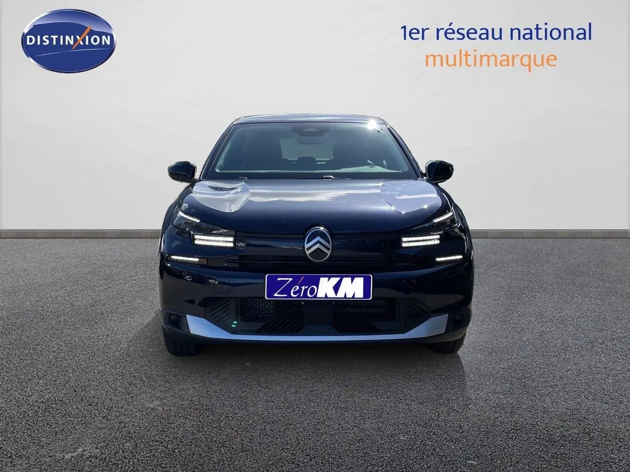 Vue avant d'une Citroën C4 Hybrid 145ch bleu eclipse metal avec feux LED allumés sur fond neutre.