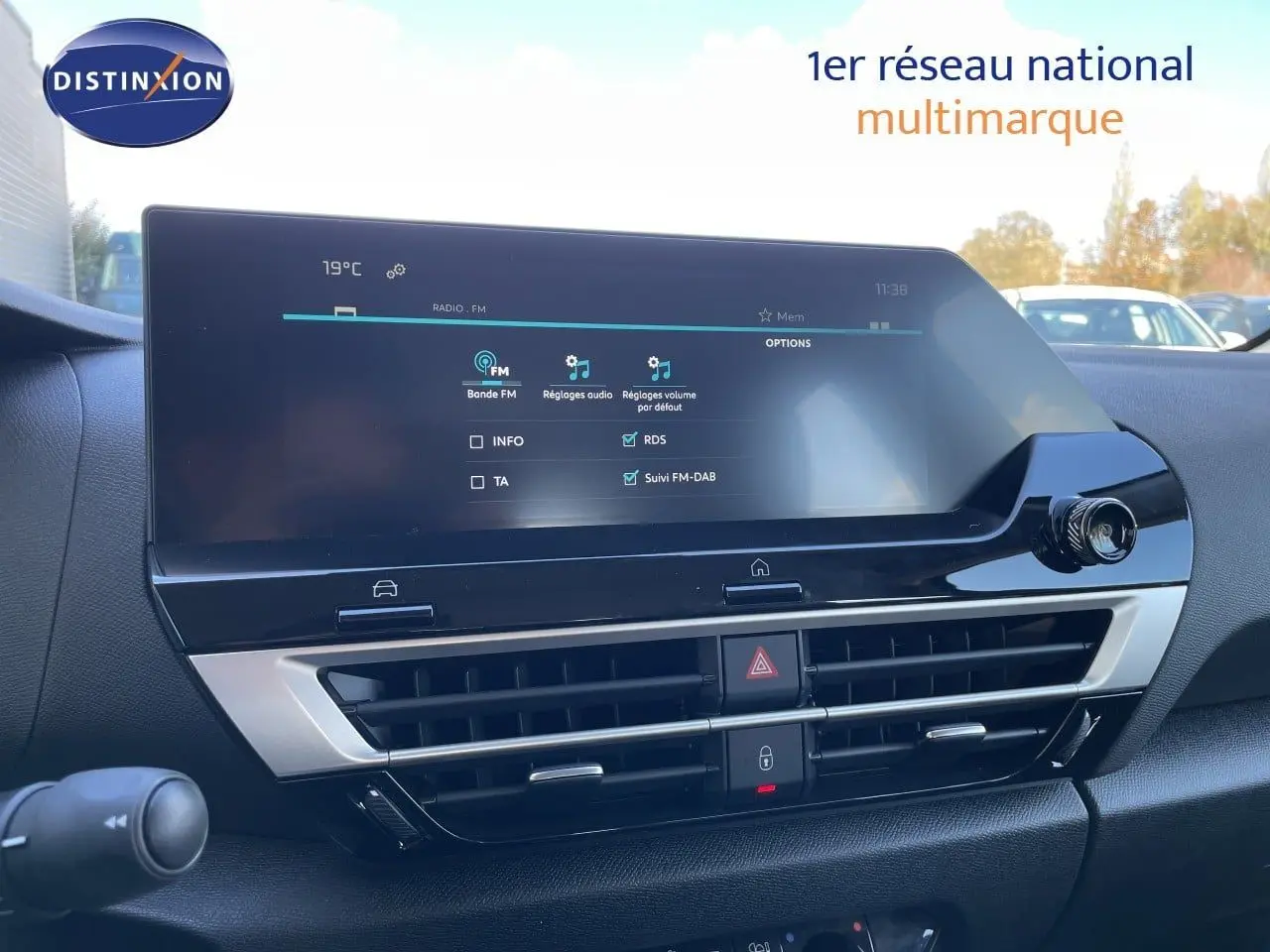 Intérieur du tableau de bord de la Citroën C4 Hybrid 2026, écran tactile et commandes climatisation visibles.