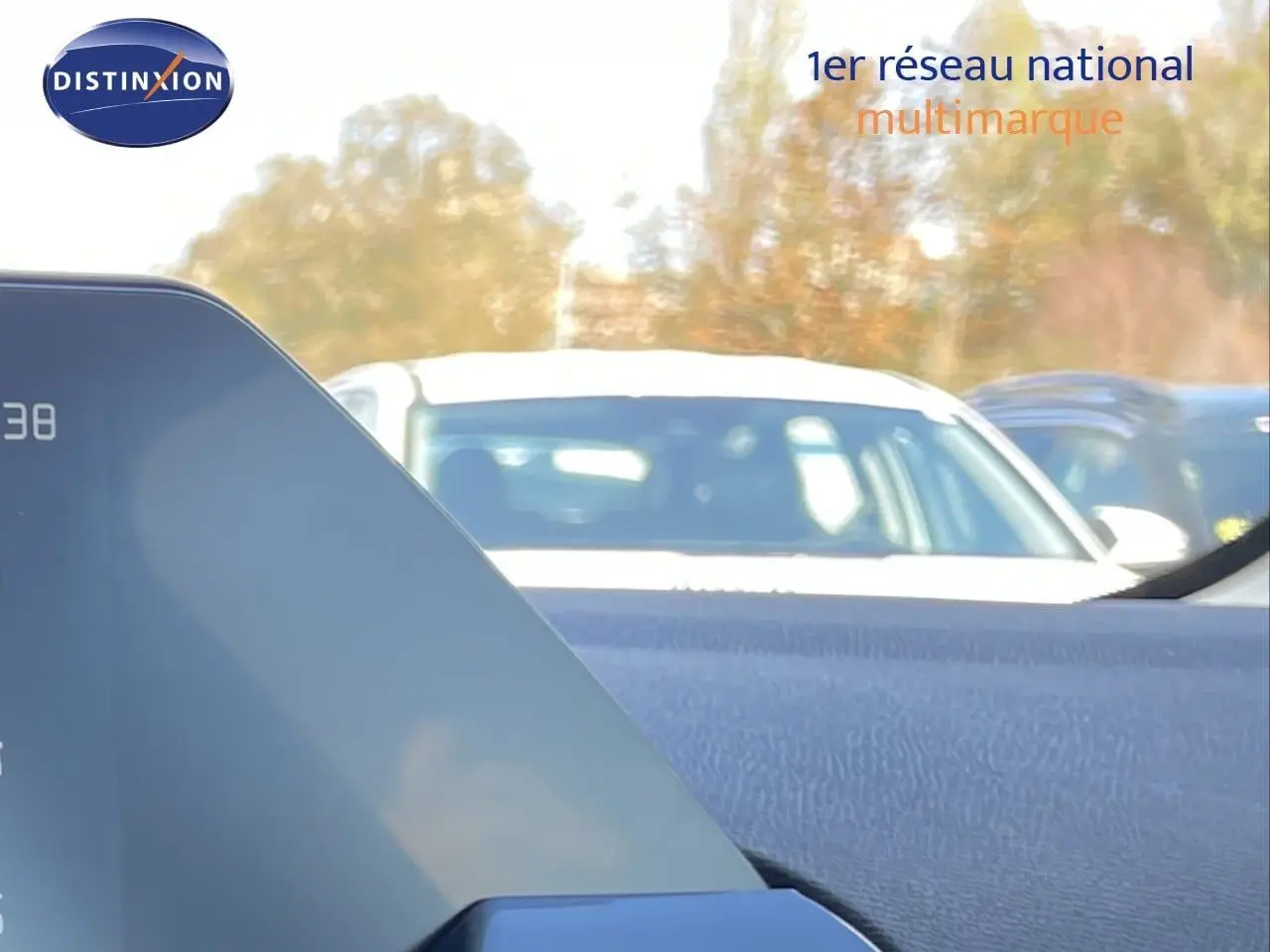 Vue intérieure du tableau de bord d'une Citroën C4 Hybrid 145ch en bleu eclipse metal, avec affichage numérique partiel visible.