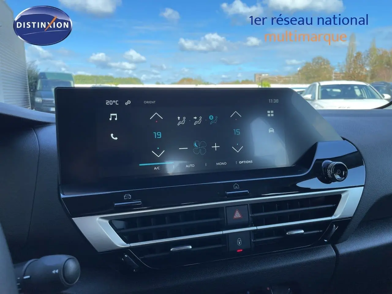 Écran tactile central du tableau de bord de la Citroën C4 Hybrid 2026, affichant la climatisation, vue intérieure frontale.