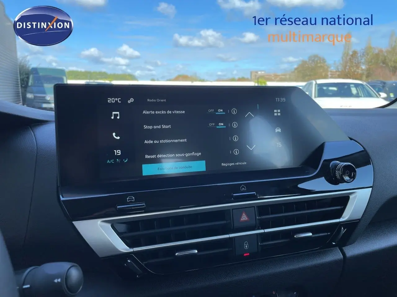 Tableau de bord de Citroën C4 Hybrid 145ch 2026 avec écran tactile affichant les réglages d’aide à la conduite.