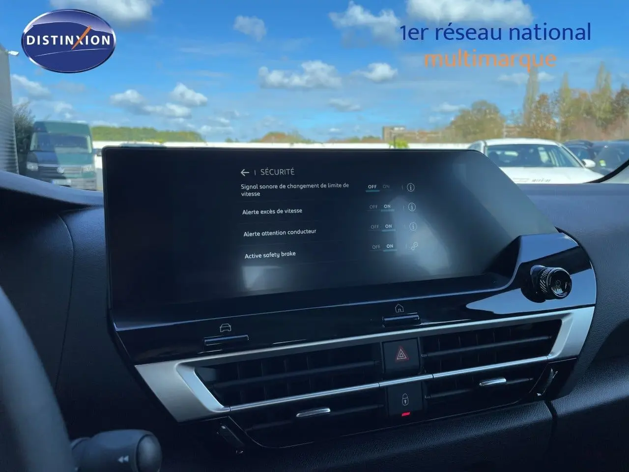 Écran tactile central affichant les réglages de sécurité dans l’habitacle d’une Citroën C4 bleu Eclipse Metal.