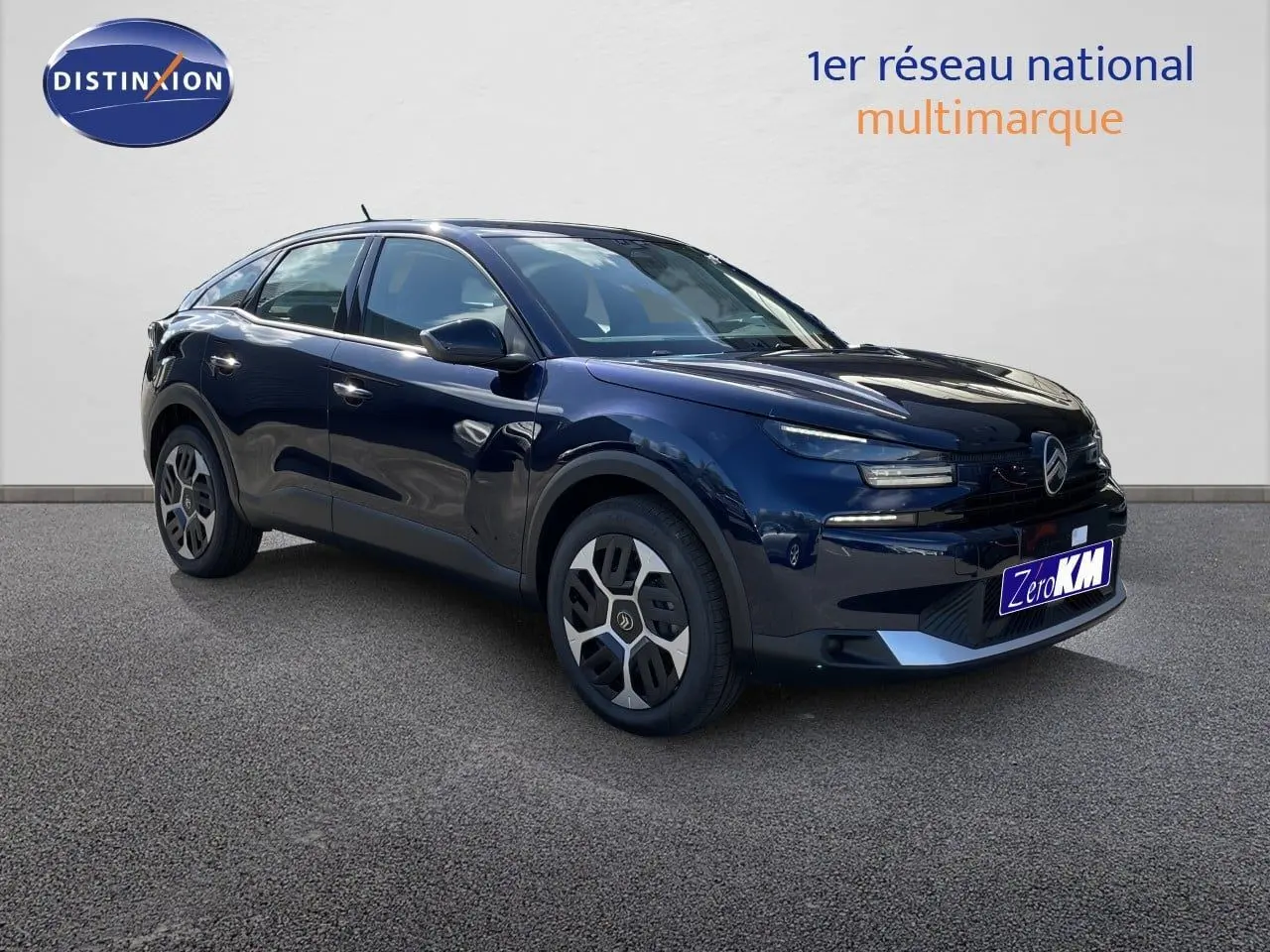 Citroën C4 Hybrid bleu Eclipse métal vue 3/4 avant droit avec détails modernes et jantes spécifiques.