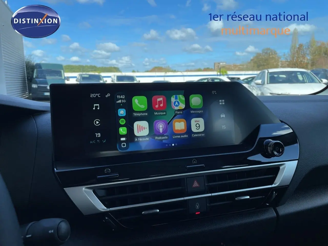 Vue intérieure centrée sur l'écran tactile du tableau de bord de la Citroën C4 Hybrid 2026, avec interface connectée visible.
