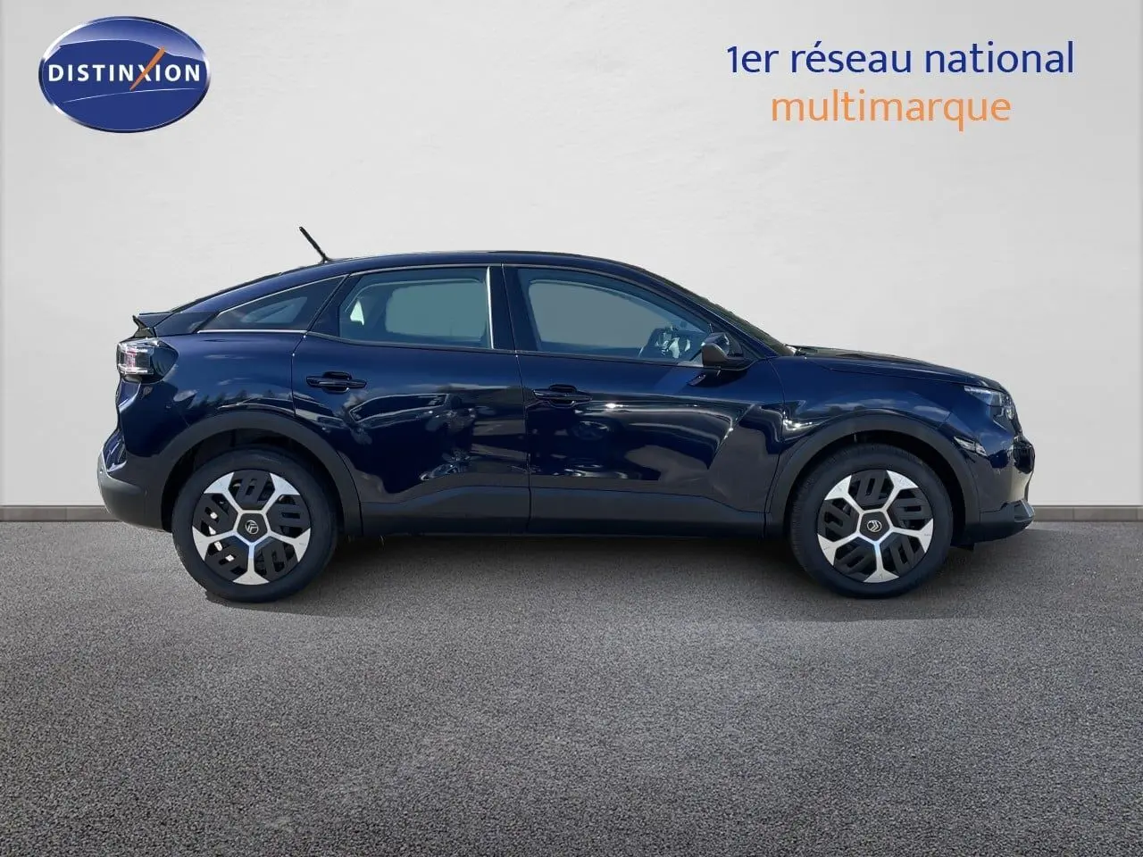 Profil droit d'une Citroën C4 Hybrid 145ch bleu éclipse métal, avec jantes au design moderne et lignes fluides.