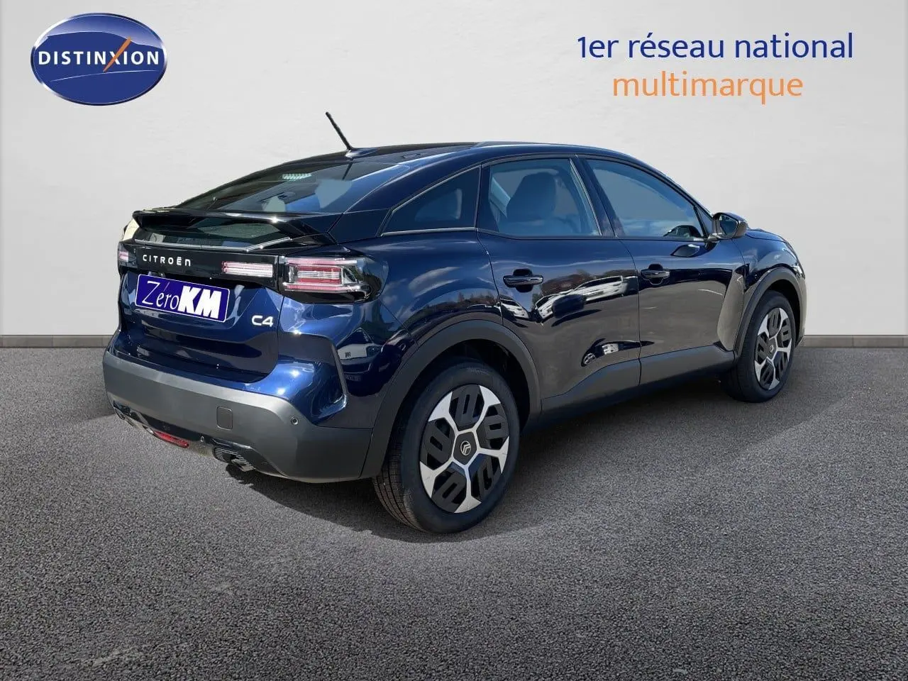 Vue 3/4 arrière droite d'une Citroën C4 Hybrid 145ch bleu eclipse metal avec jantes distinctives et feux LED.