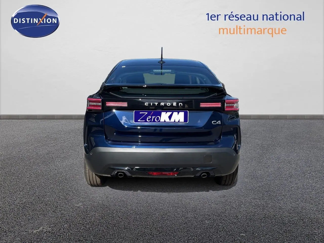 Vue arrière d'une Citroën C4 bleu eclipse metal 2026 avec feux LED et logo distinctif Citroën.