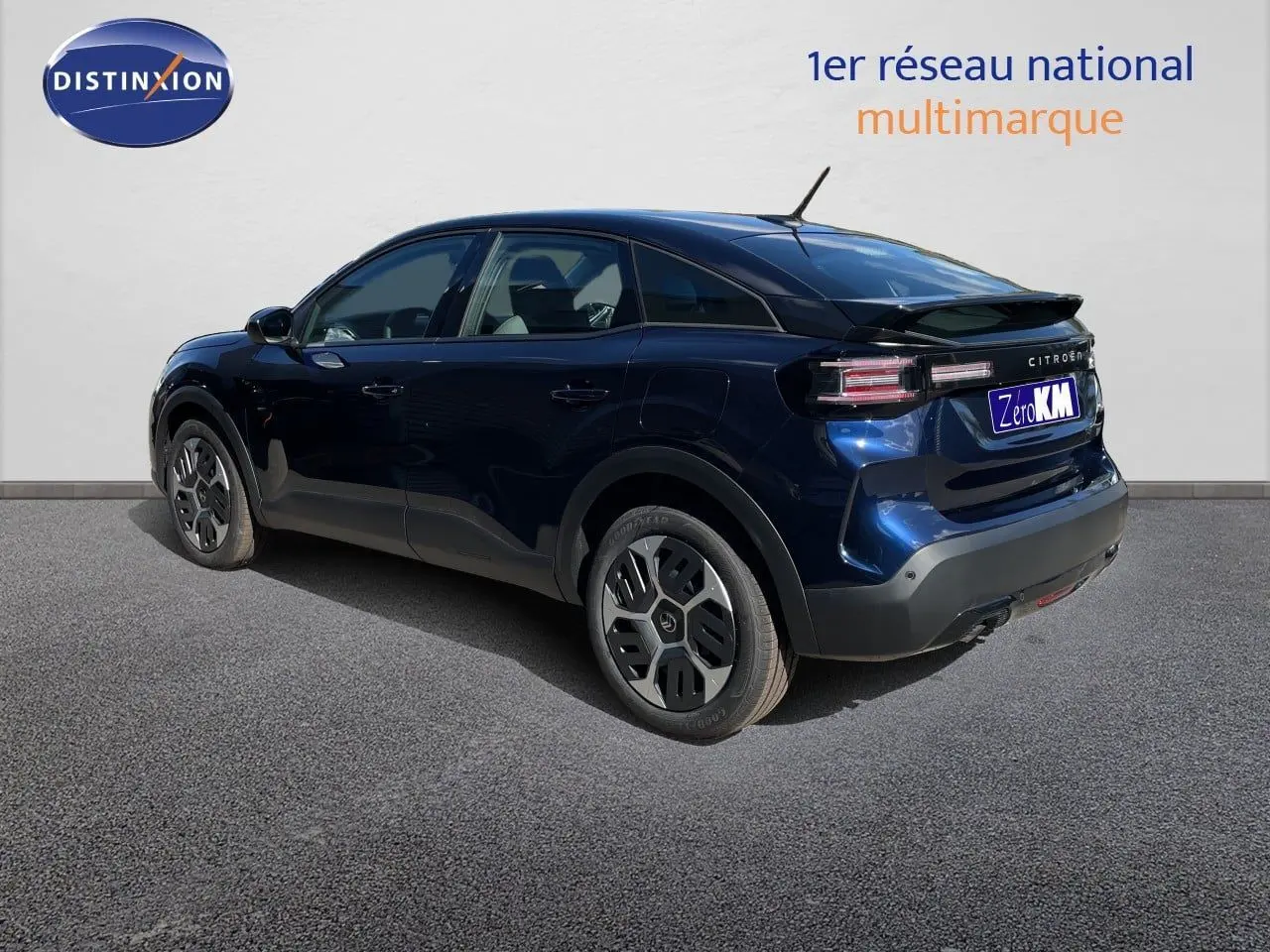 Vue 3/4 arrière droite d'une Citroën C4 Hybrid 145ch bleu Eclipse Métal avec jantes spécifiques et toit noir.