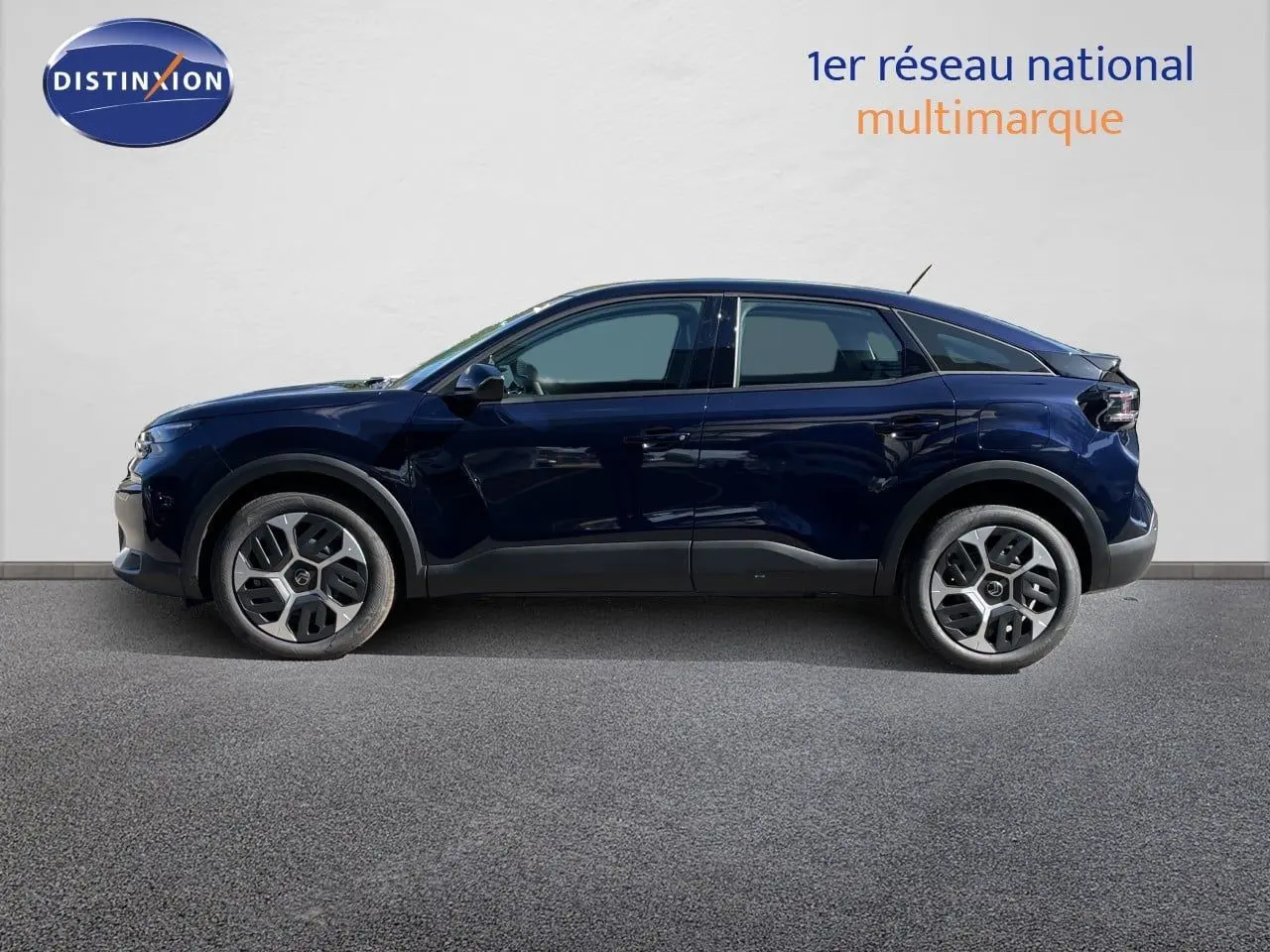 Profil droit d'une Citroën C4 Hybrid 145ch bleu éclipse métal, avec jantes distinctives et lignes modernes.
