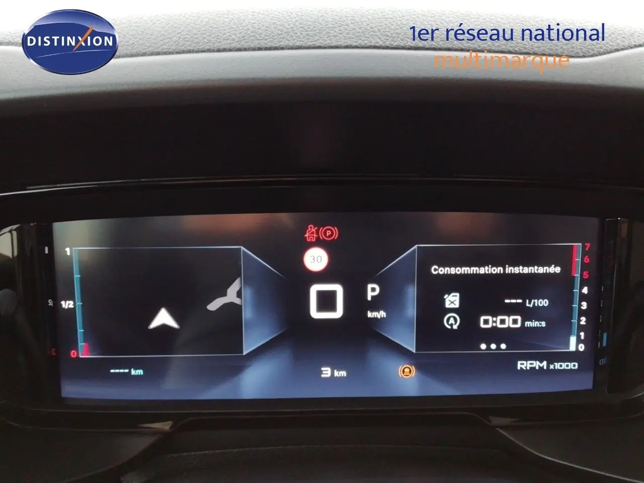 Tableau de bord numérique du Citroën Berlingo XL blanc, affichant la vitesse, consommation et navigation.