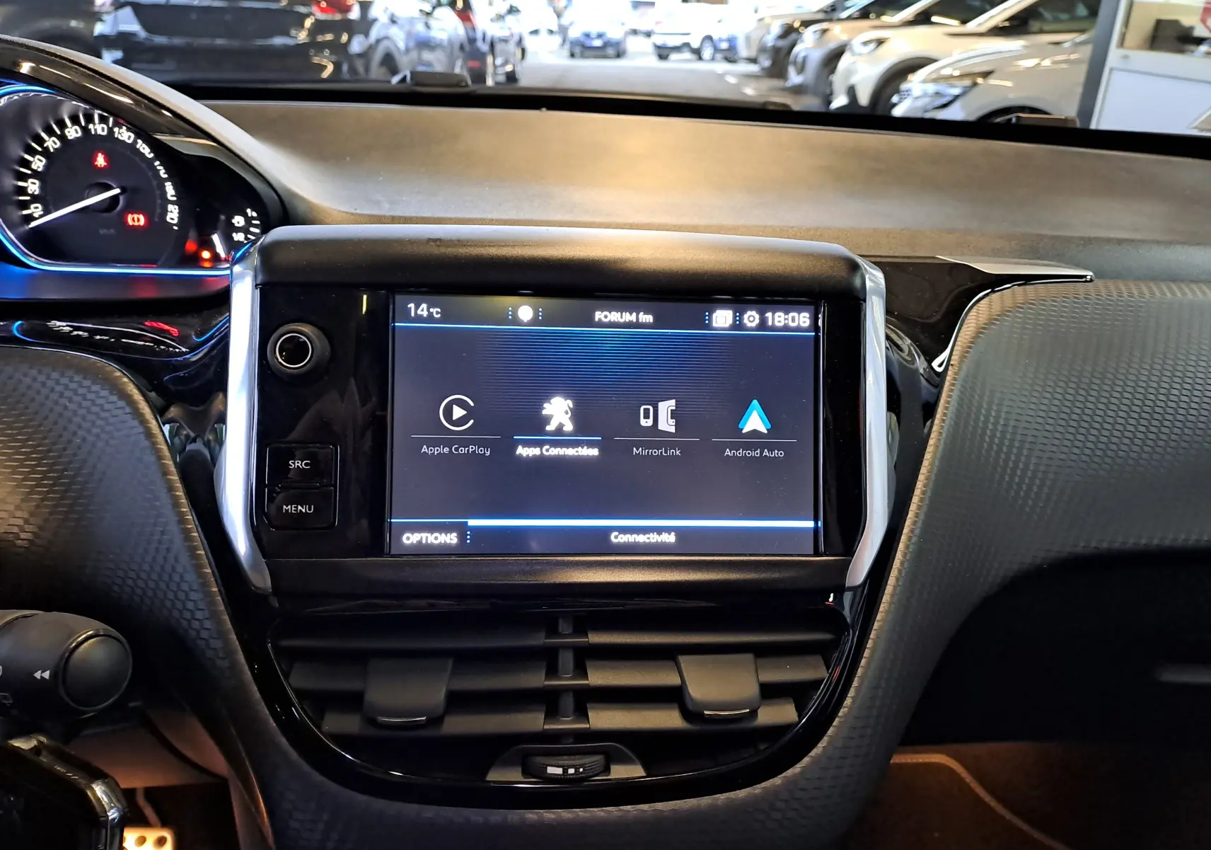 Vue rapprochée de la console centrale du Peugeot 2008 2019 avec écran tactile affichant Apple CarPlay et Android Auto.