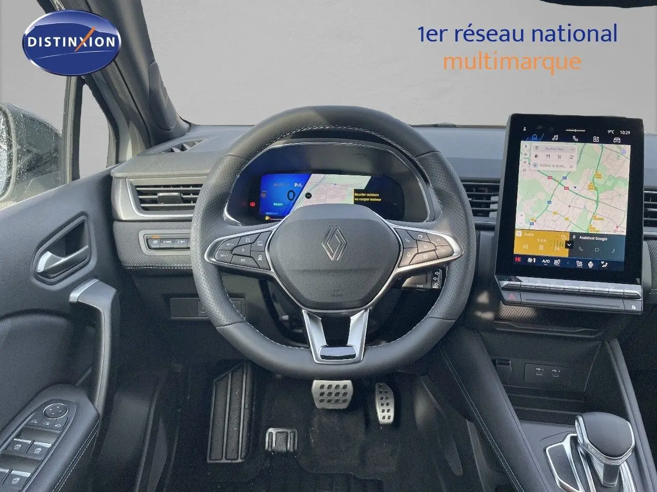 Intérieur Renault SYMBIOZ 2024, vue centrée sur le volant cuir noir et l'écran tactile affichant la navigation.
