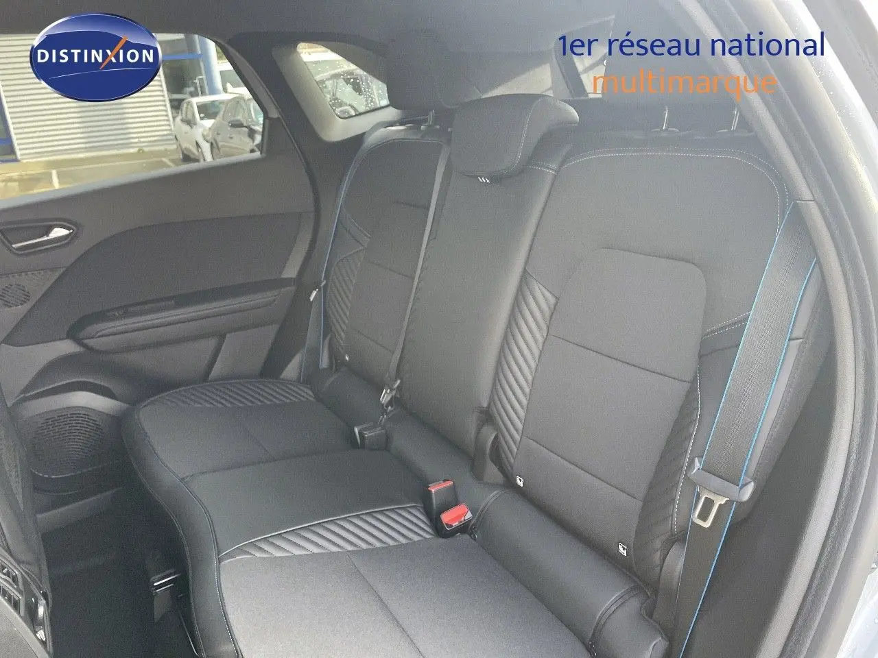 Vue intérieure sur les sièges arrière noirs avec surpiqûres bleues du Renault Symbioz gris Rafale 2024.