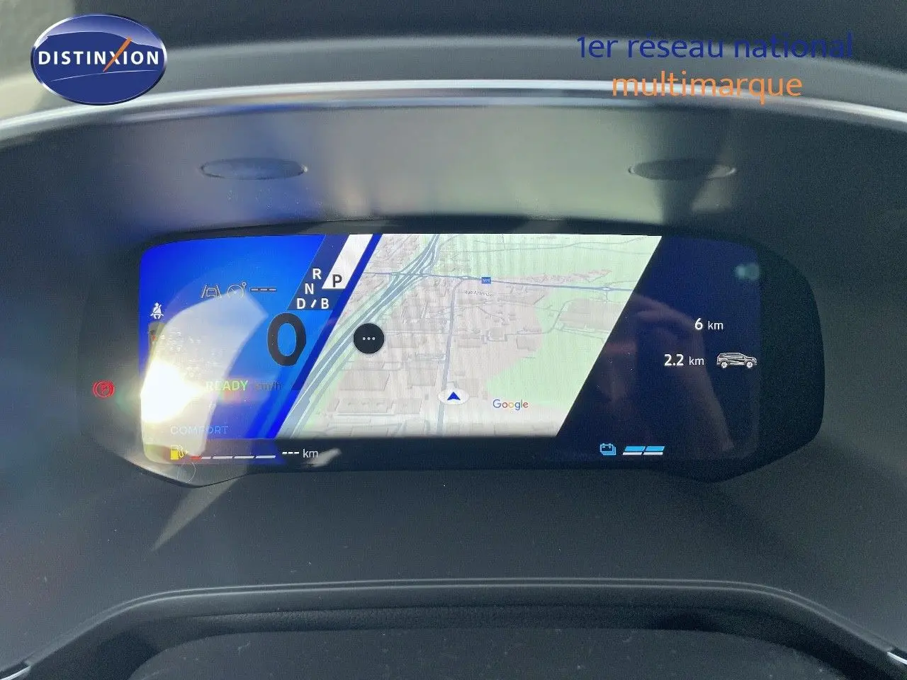 Tableau de bord numérique du Renault Symbioz 2024 affichant navigation Google Maps et indicateurs de conduite.