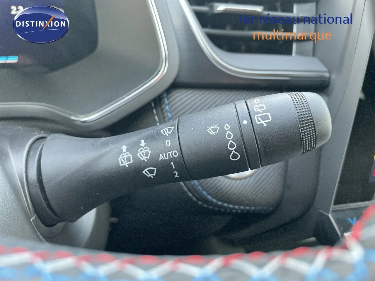 Gros plan sur la commande des essuie-glaces dans l'habitacle du Renault Symbioz gris Rafale 2024.