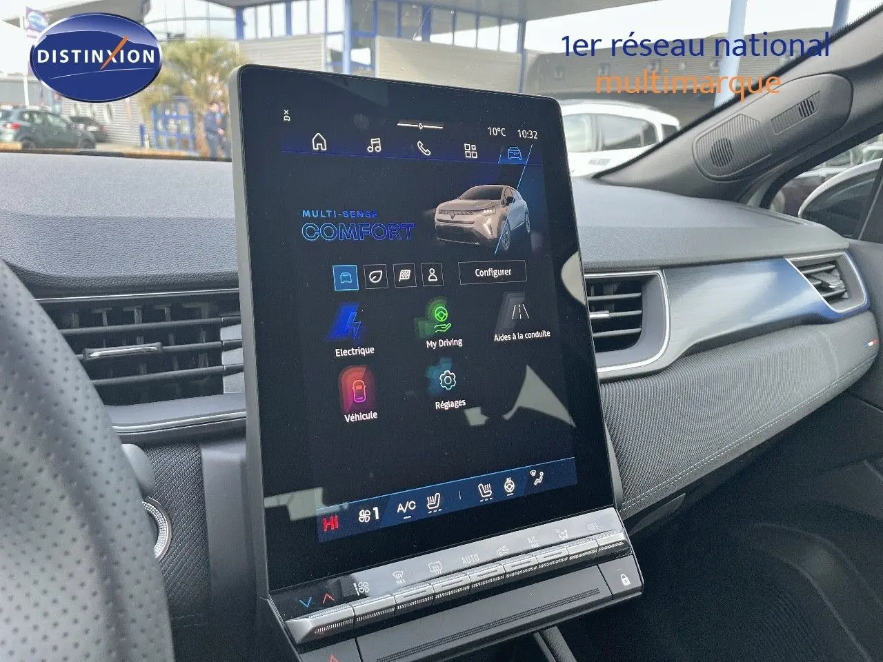 Vue intérieure du tableau de bord du Renault Symbioz gris Rafale, avec écran tactile central vertical et finitions modernes.