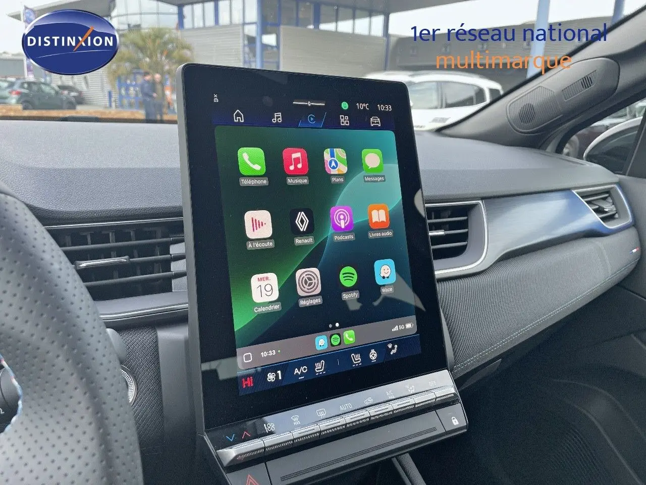 Tablette tactile centrale affichant des applications multimédia dans l'habitacle du Renault Symbioz gris Rafale 2024.