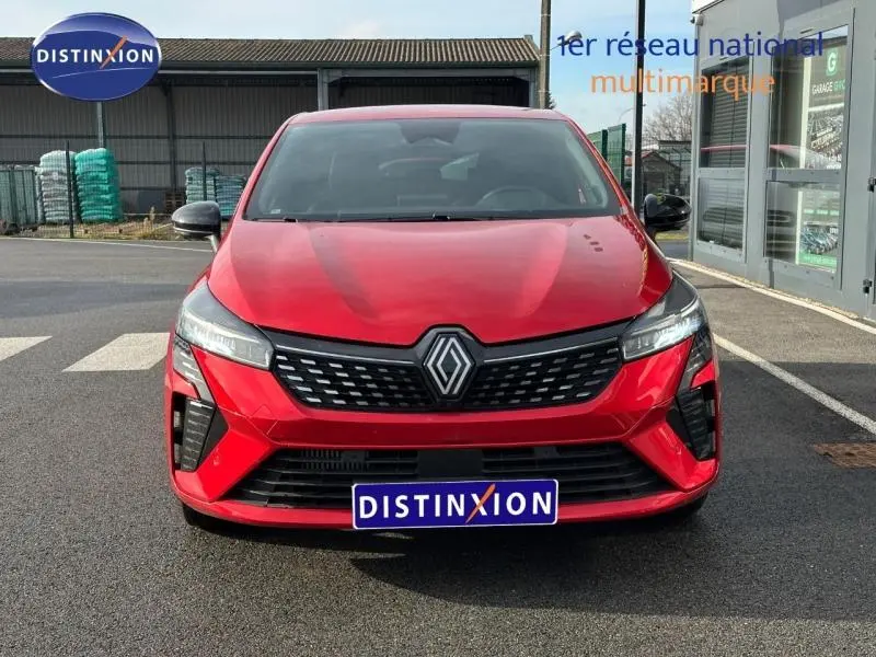 Vue de face d'une Renault Clio 1.0 TCe 90ch Techno rouge flamme avec calandre noire et phares LED allumés.