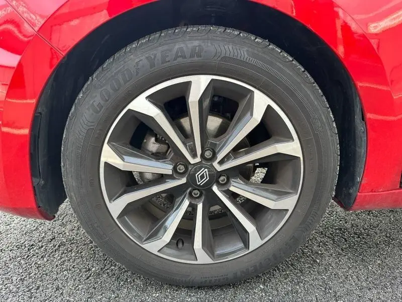 Gros plan sur la roue avant gauche d'une Renault Clio Rouge Flamme avec jante alliage et pneu Goodyear.