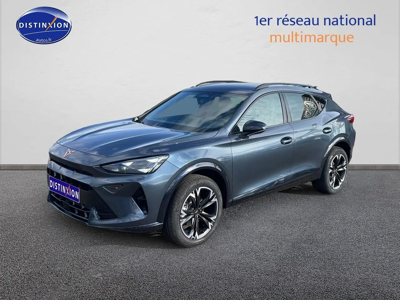 Vue 3/4 avant d'un CUPRA Formentor gris magnétique avec jantes noires et détails chromés sur fond neutre.