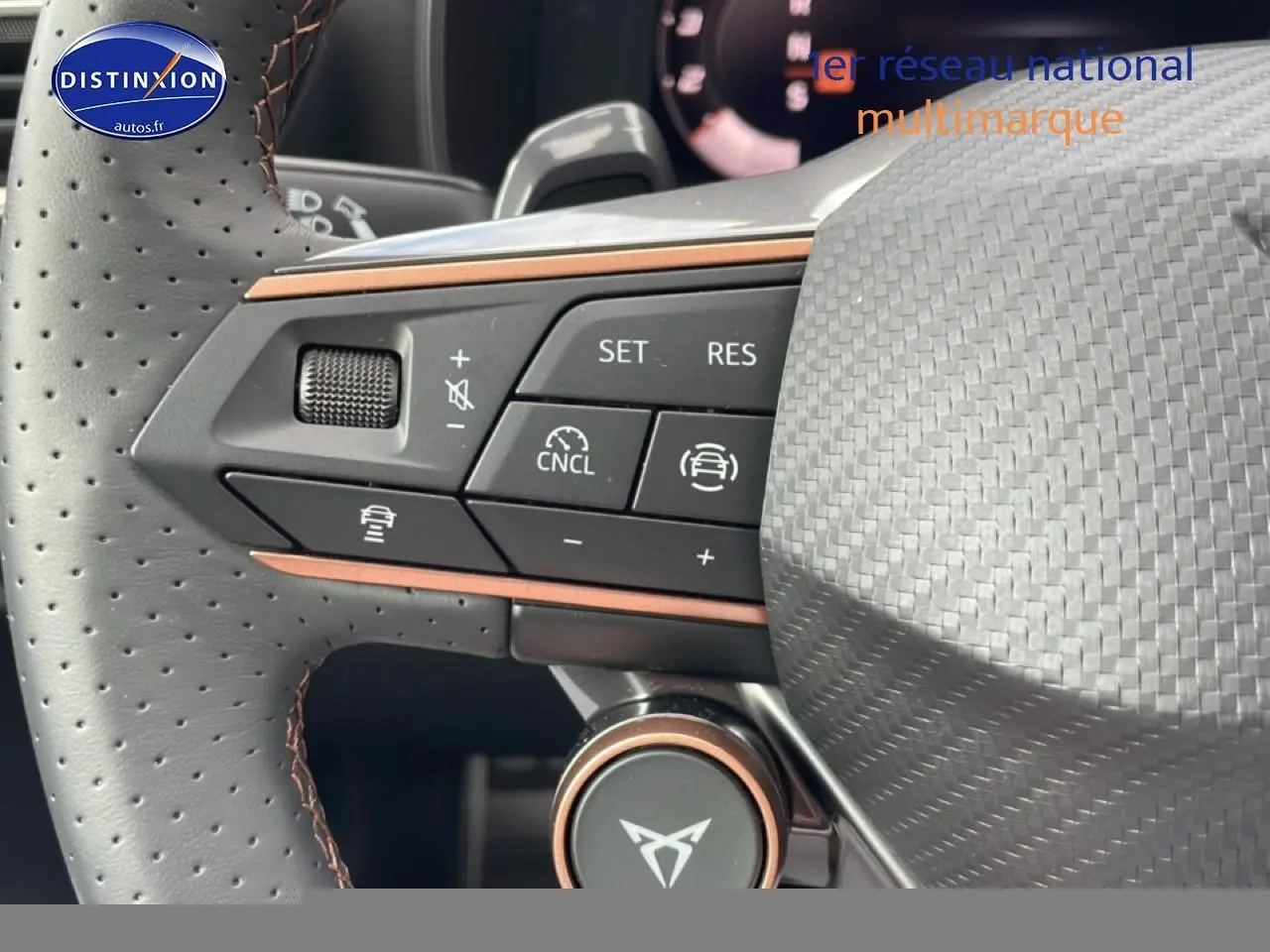 Gros plan sur le volant cuir perforé côté gauche du CUPRA Formentor gris magnétique avec commandes multifonctions.