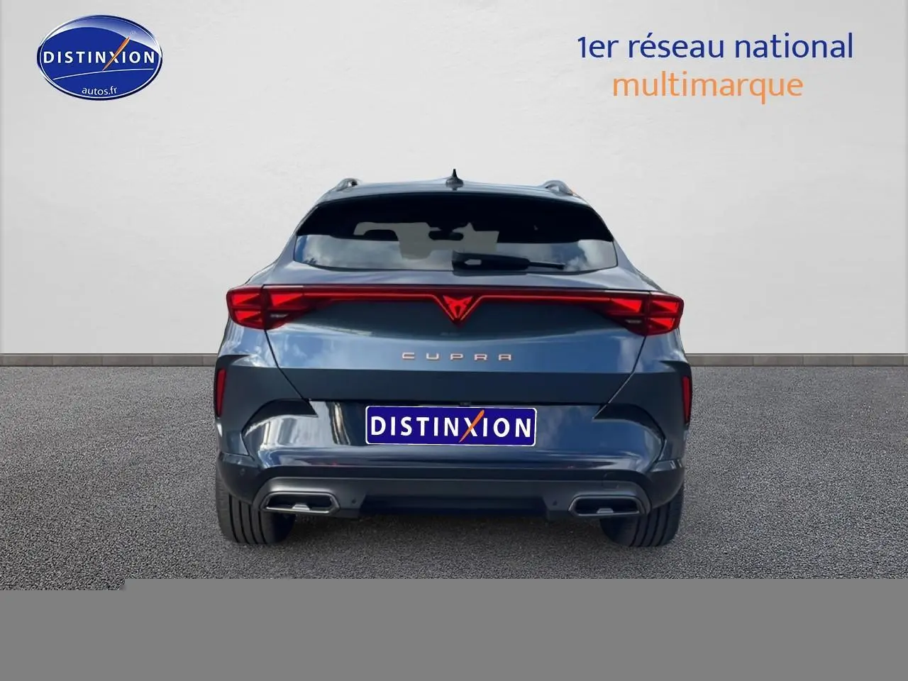 Vue arrière d'une CUPRA Formentor gris magnétique 2026 avec feux LED et double sortie d'échappement.