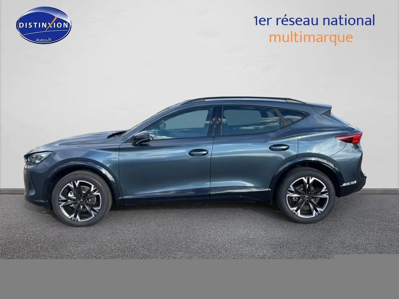 Vue de profil côté gauche du CUPRA Formentor gris magnétique 2026 avec jantes 18 pouces et barres de toit.