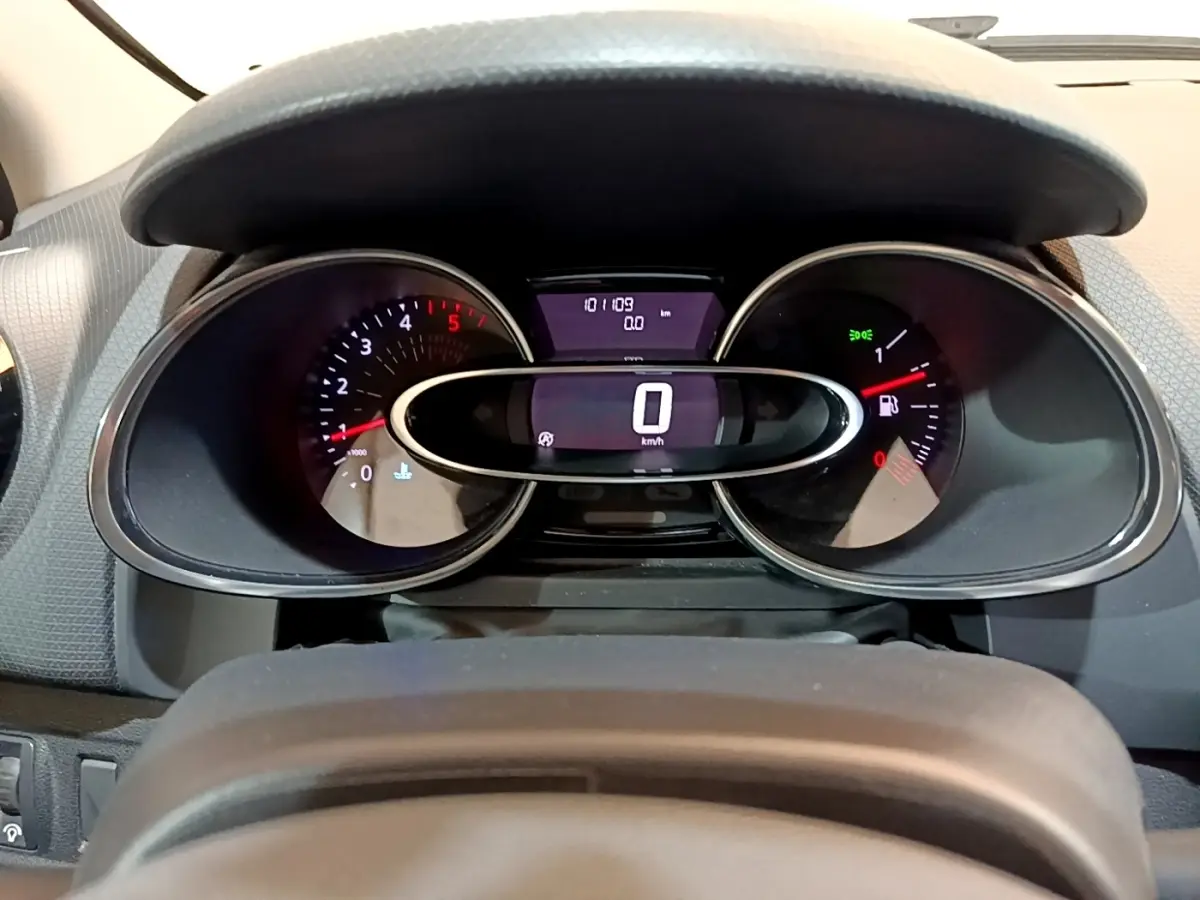 Vue rapprochée du tableau de bord numérique de la Renault Clio blanche, affichant la vitesse à 0 km/h.