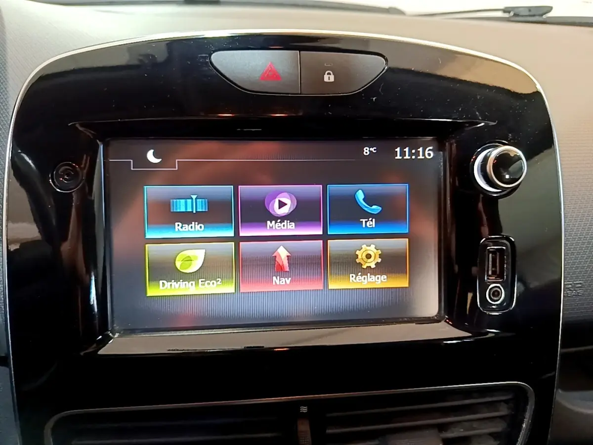 Écran tactile central de la Renault Clio Zen Energy dCi 75 affichant les options radio, média, téléphone et navigation.