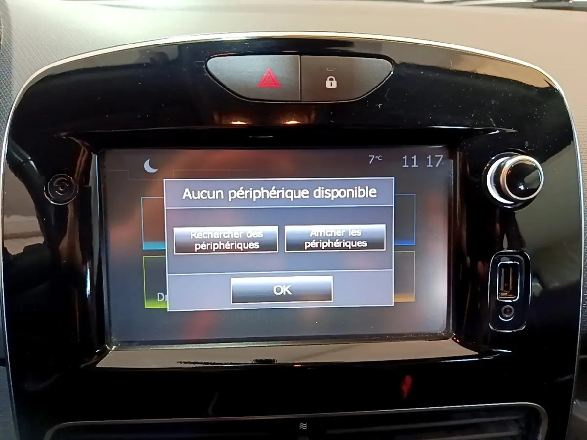 Gros plan sur l'écran tactile central noir de la Renault Clio Zen Energy dCi 75 blanc, affichant un message Bluetooth.