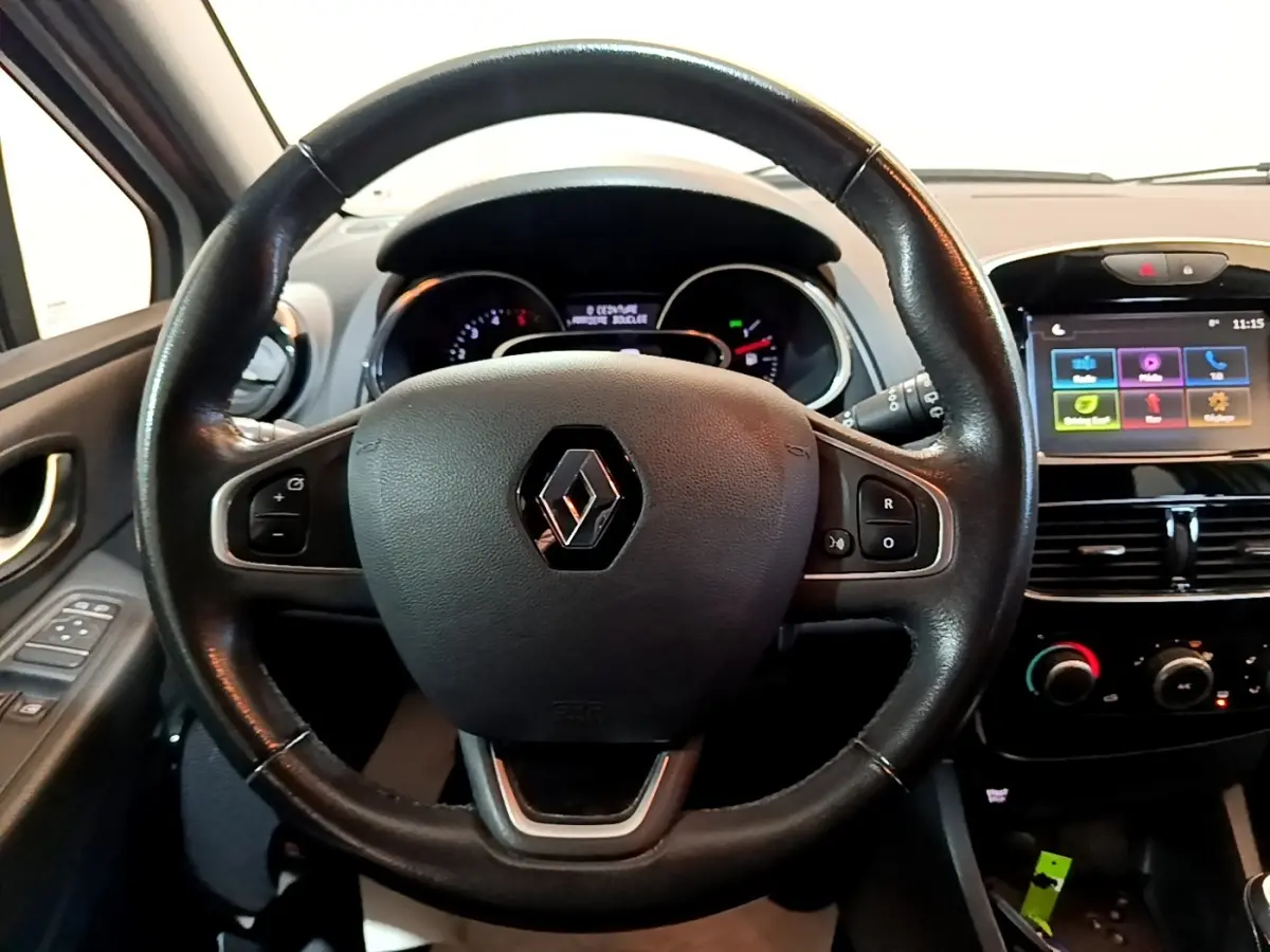 Vue rapprochée du volant cuir noir multifonctions et du tableau de bord digital d’une Renault Clio Zen Energy dCi 75.
