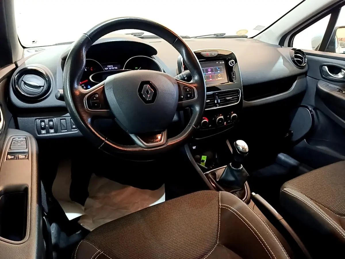 Vue intérieure avant de la Renault Clio Zen Energy dCi 75 2016, volant cuir multifonctions et écran tactile central.