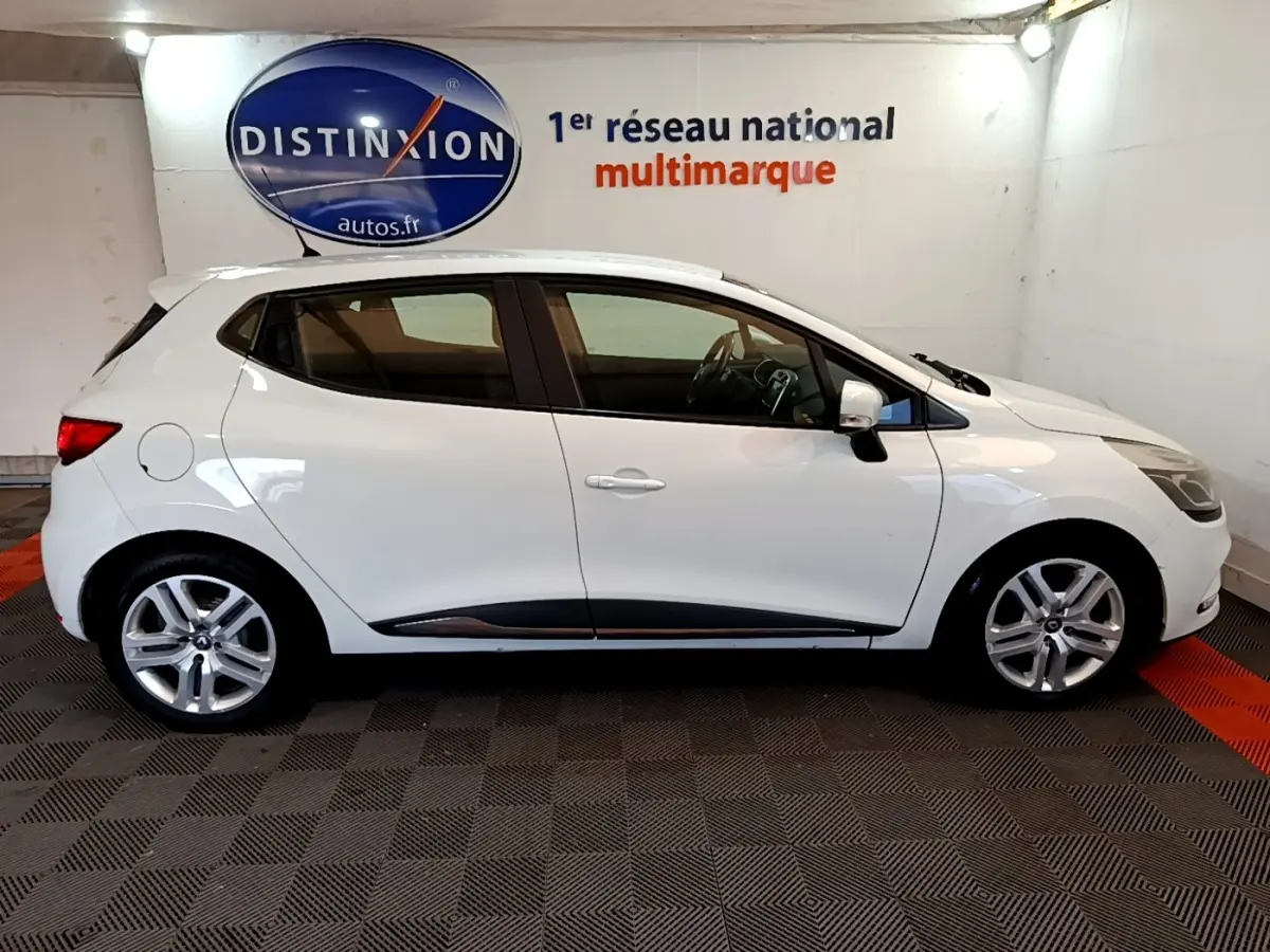 Profil droit d'une Renault Clio Zen Energy dCi 75 blanche de 2016, avec jantes alliage et rétroviseurs électriques.