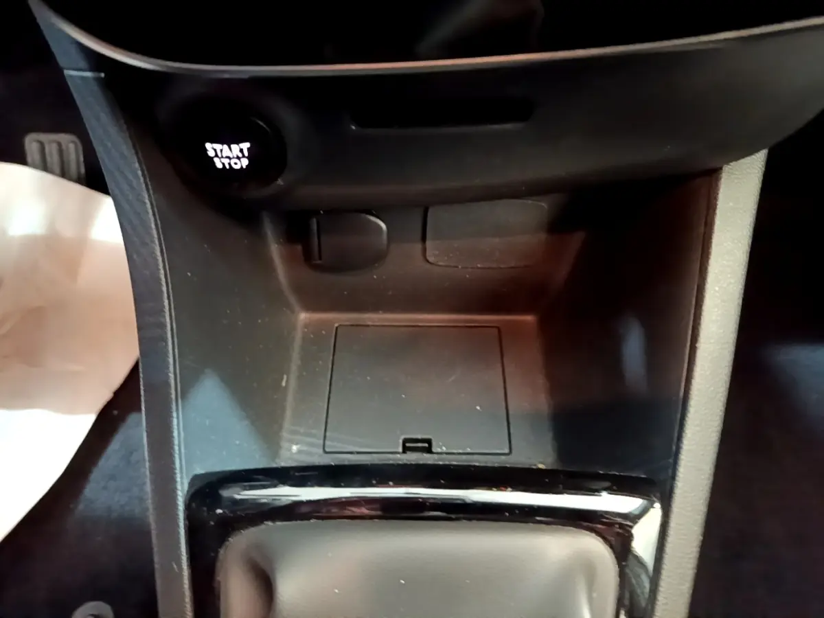 Gros plan sur la console centrale noire de la Renault Clio Zen Energy dCi 75 avec bouton Start/Stop visible.