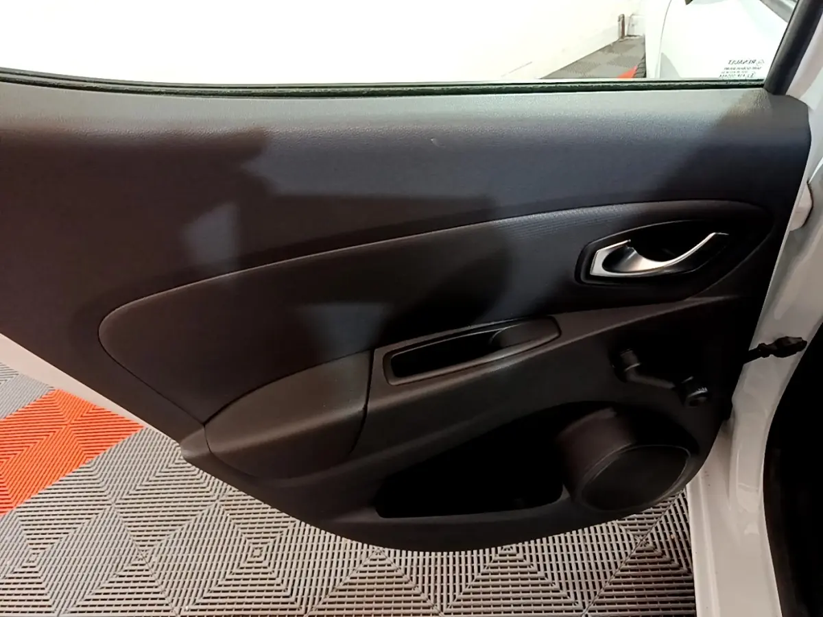 Vue intérieure de la porte arrière droite noire d’une Renault Clio Zen Energy dCi 75 blanche de 2016.