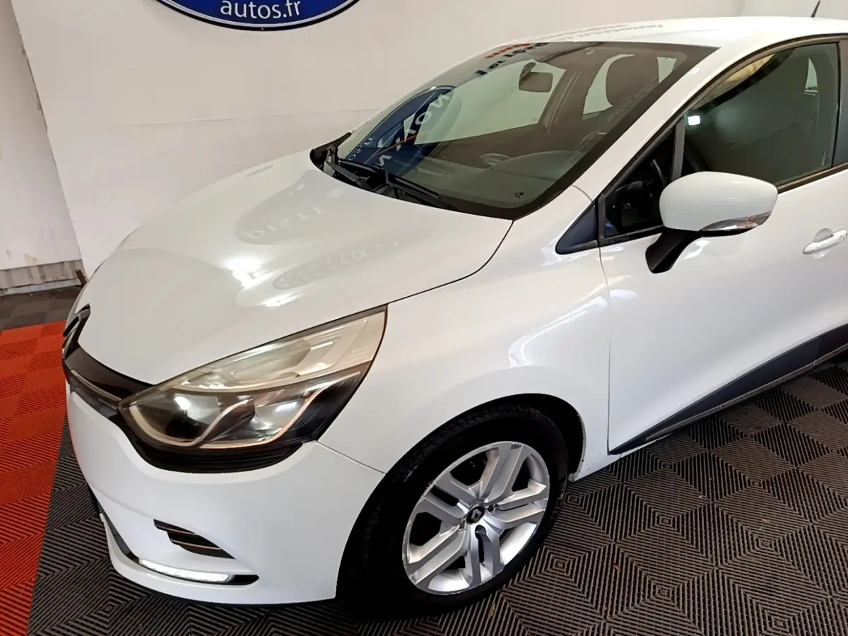 Renault Clio Zen Energy dCi 75 blanche vue 3/4 avant droit, avec phares halogènes et jantes alliage visibles.