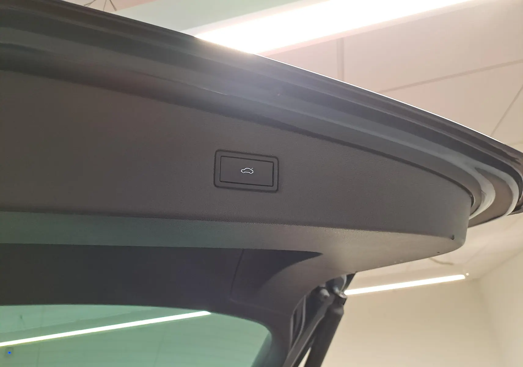 Bouton de fermeture électrique du hayon sur l'intérieur du coffre du Volkswagen Tiguan Nightshade Blue 2023.