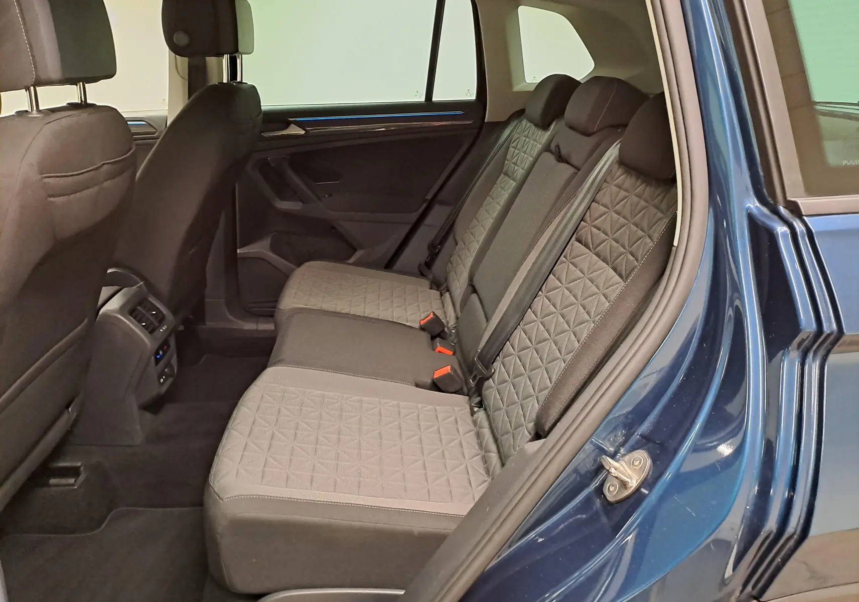Vue intérieure côté droit des sièges arrière en tissu gris avec motifs géométriques du Volkswagen Tiguan 2023 Nightshade Blue.