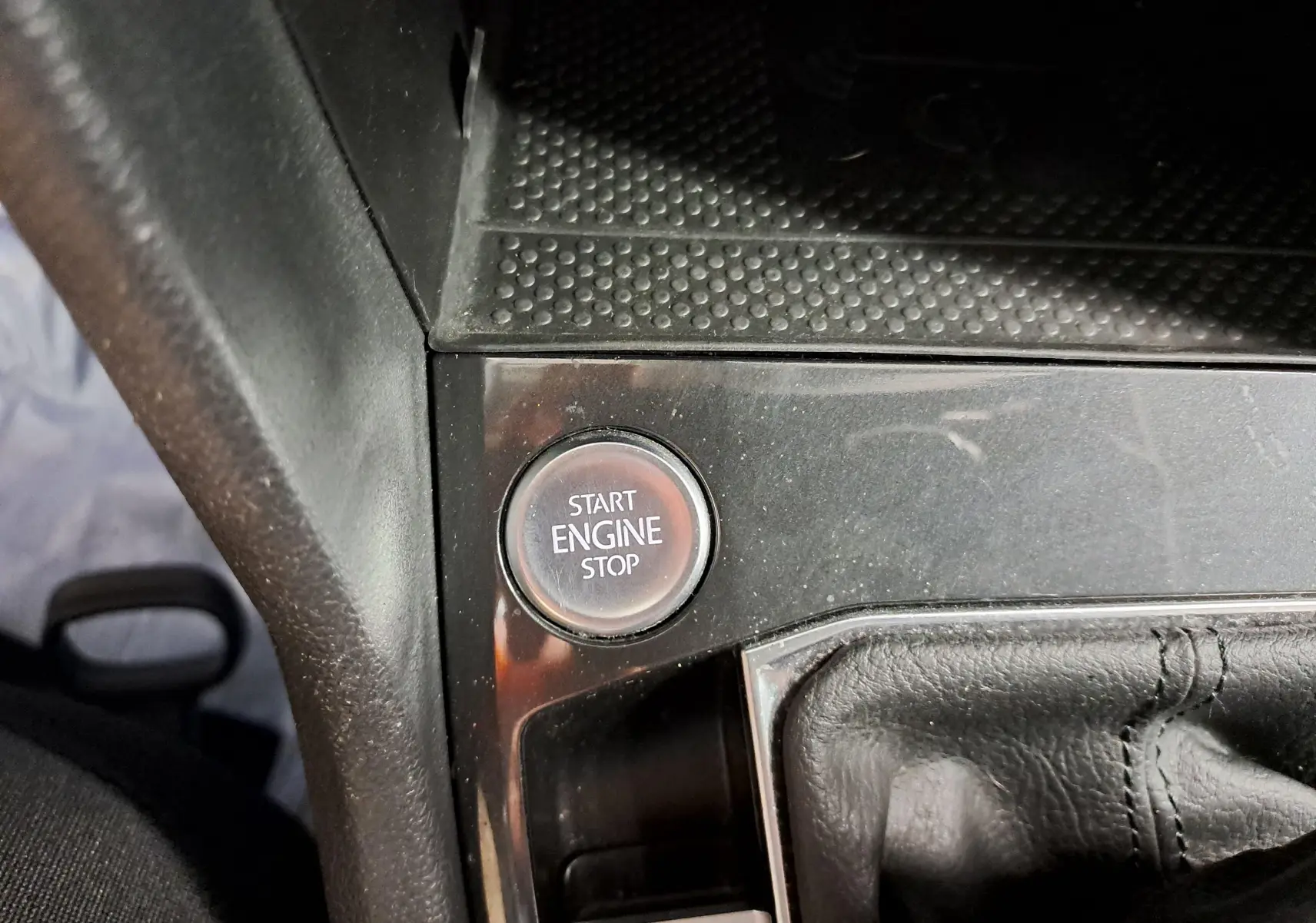 Gros plan sur le bouton Start Engine Stop et la console noire du Volkswagen Tiguan 2023 en intérieur.