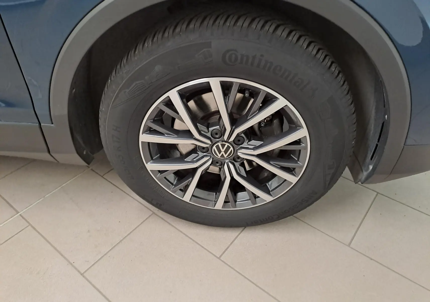 Gros plan sur la jante 17'' Tulsa en alliage du Volkswagen Tiguan 2023 bleu Nightshade, côté gauche avant.