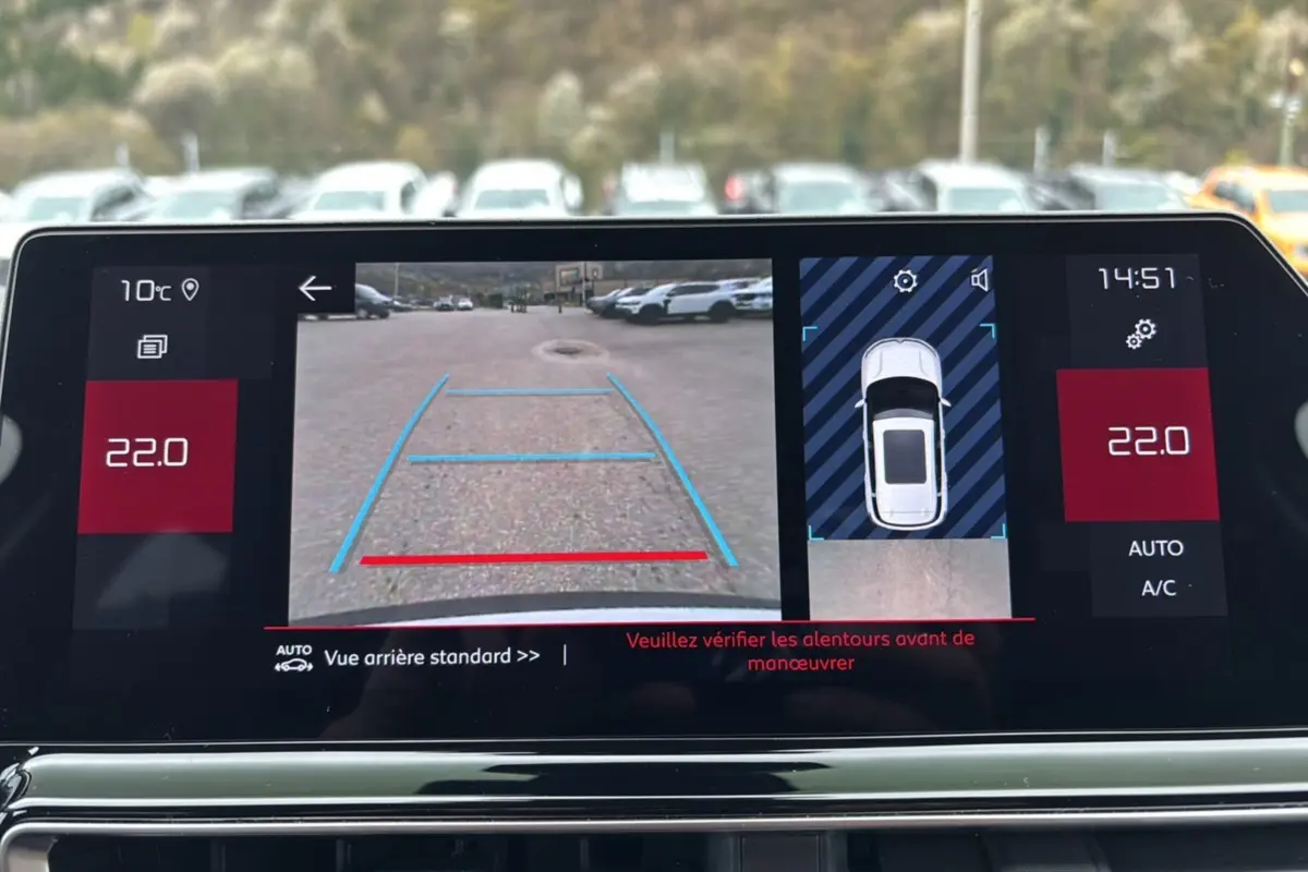 Écran tactile intérieur montrant la caméra de recul et la vue 360° du Citroën C5 Aircross blanc.